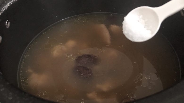 板栗鸡汤,煲好后加入适量的盐