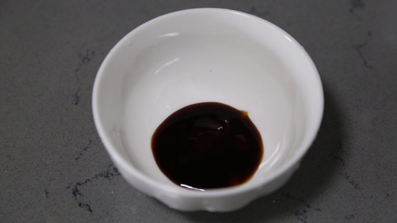 蒜蓉茄子,碗里放入酱油、<a style='color:red;display:inline-block;' href='/shicai/ 721'>蚝油</a>