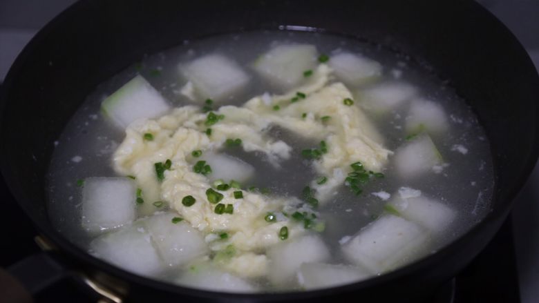 冬瓜鸡蛋汤,继续煮1分钟,关火撒葱花即可