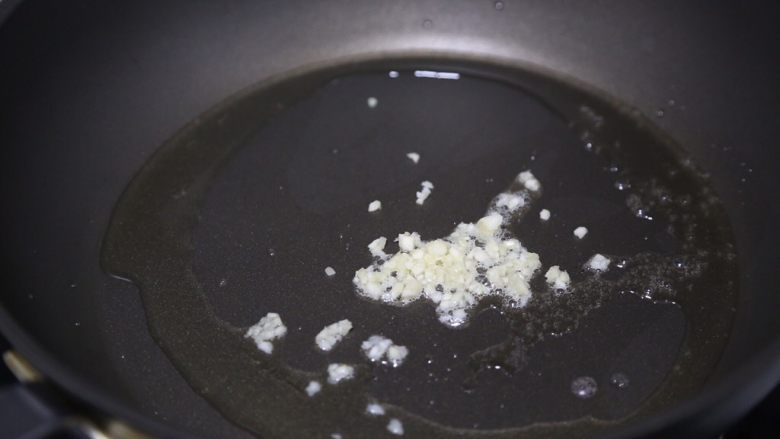 冬瓜鸡蛋汤,锅里放入少许油,爆香蒜末