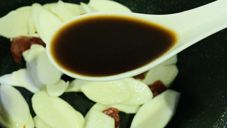 茭白炒腊肉,加1勺<a style='color:red;display:inline-block;' href='/shicai/ 718'>料酒</a>炝炒，再加少许清水，炒一会