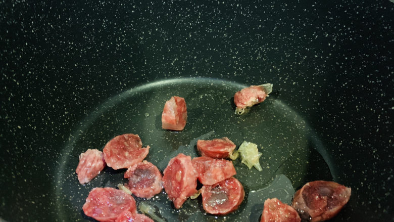 茭白炒腊肉,锅加少许油,大火热锅,加入腊肉