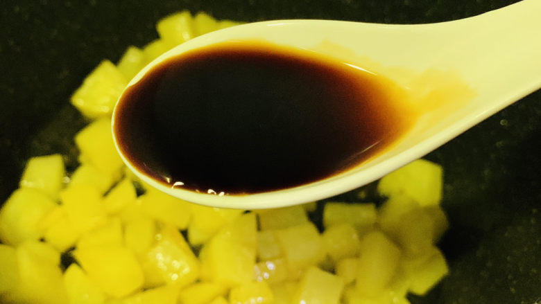 红烧土豆,加<a style='color:red;display:inline-block;' href='/shicai/ 692'>酱油</a>,转小火,翻炒一会