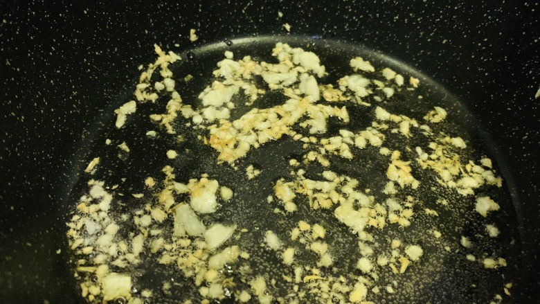 蒜蓉茄子,蒜蓉炒至微焦