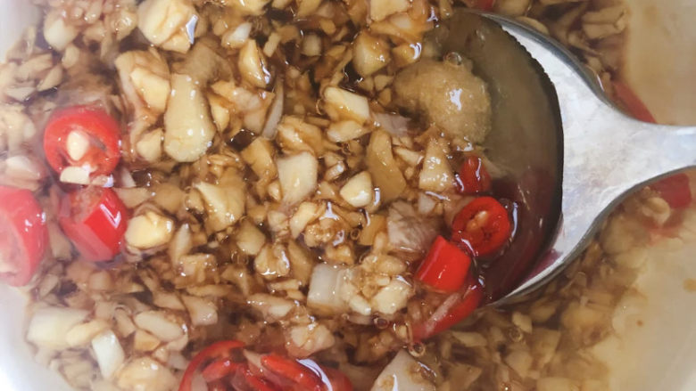 蒜蓉茄子,加了一点点小米椒,有点辣味比较下饭。