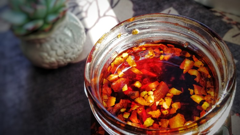 辣椒油,油凉后盛入干净的玻璃瓶,密封冷藏保存。