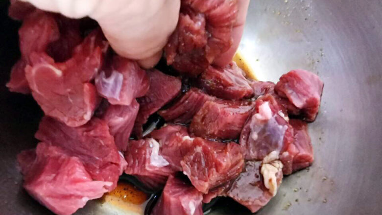 椒盐牛肉,牛肉放入腌料中抓腌