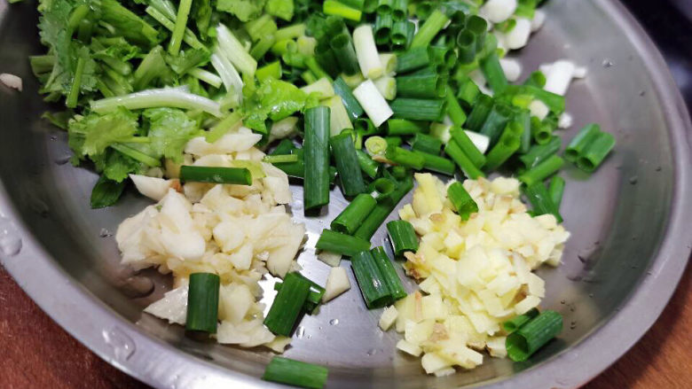 椒盐牛肉,香菜,葱,姜蒜切碎