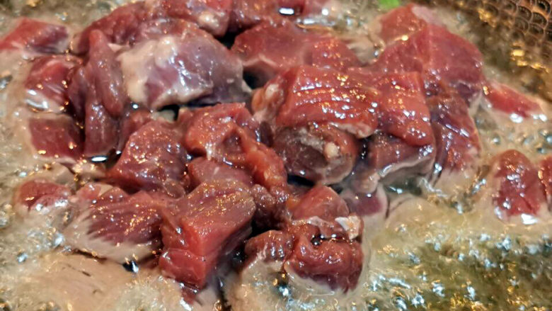 椒盐牛肉,锅中下油,半煎炸牛肉丁