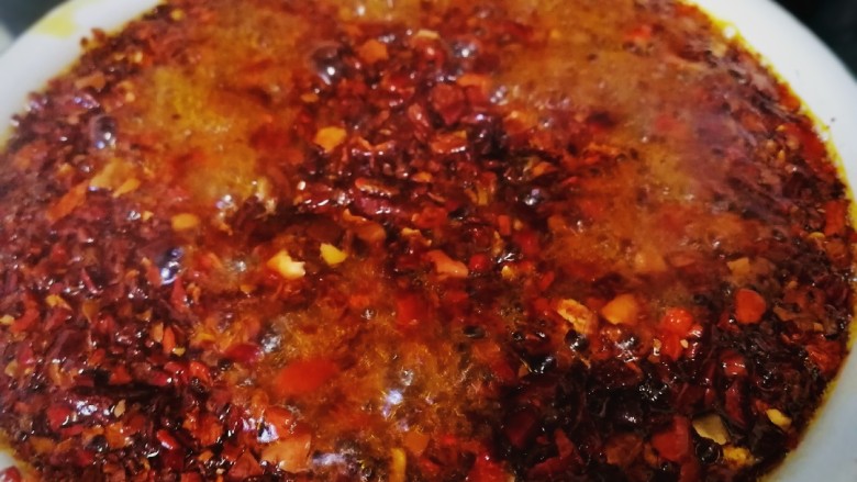 辣椒油,最后放一汤匙<a style='color:red;display:inline-block;' href='/shicai/ 900'>白酒</a>,辣椒油会更香醇。