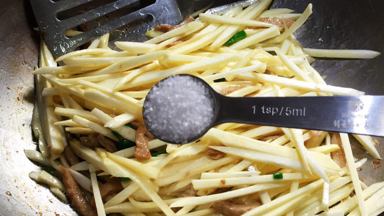 茭白炒肉丝,加入<a style='color:red;display:inline-block;' href='/shicai/ 3729'>白糖</a>,炒至茭白微微变色发黄