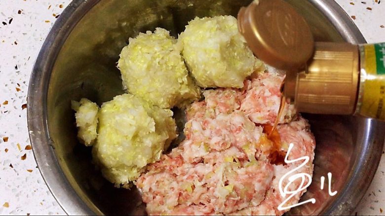 猪肉白菜水饺,猪肉碎、白菜碎、葱姜碎放入容器中,放入<a style='color:red;display:inline-block;' href='/shicai/ 3738'>芝麻油</a>