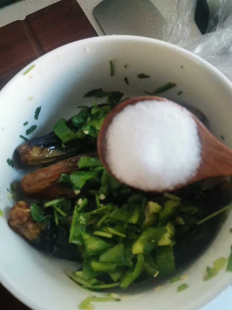 油咸茄子,放入带盖子的大碗中,一层茄子撒一层盐