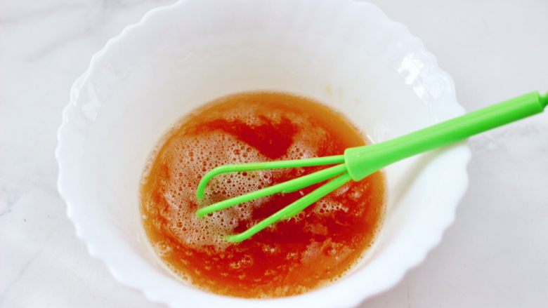 杏仁费南雪,用手动打蛋器搅拌均匀,无需打发。