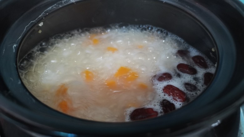 红枣南瓜粥,慢慢炖煮熟透了即可