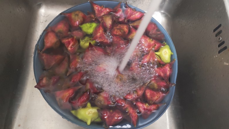 菱角鸡头米,买回的菱角清洗下再去壳
(要买嫩的品种炒才好吃,老的淀粉多粉适合煮吃)