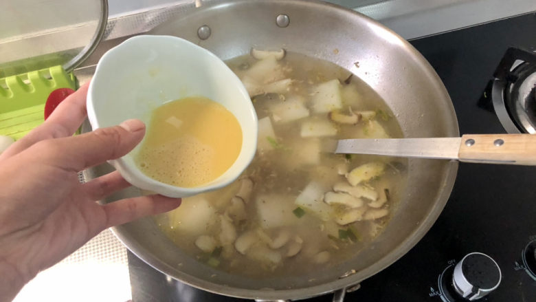 冬瓜鸡蛋汤,转中大火,淋入蛋液,搅拌一下