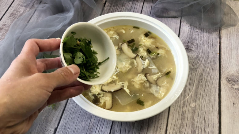 冬瓜鸡蛋汤,撒上少许香菜碎,即可上桌享用