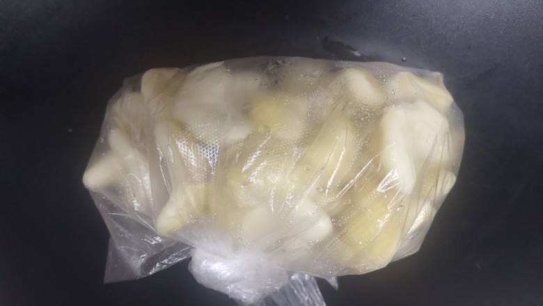 菱角鸡头米,会多买然后把一些去了壳的分装放冰箱冷冻,方便季节过了还能解谗