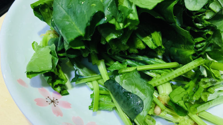 鸭血炒菠菜,将菠菜切段