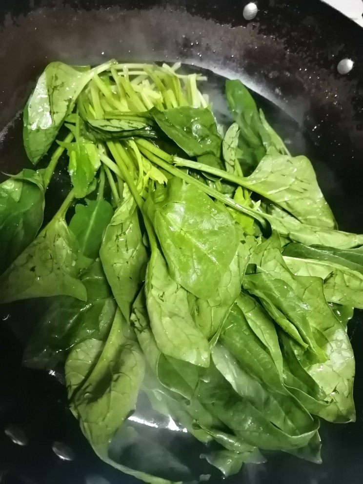鸭血炒菠菜,开水中烫下,捞出来滤水备用。