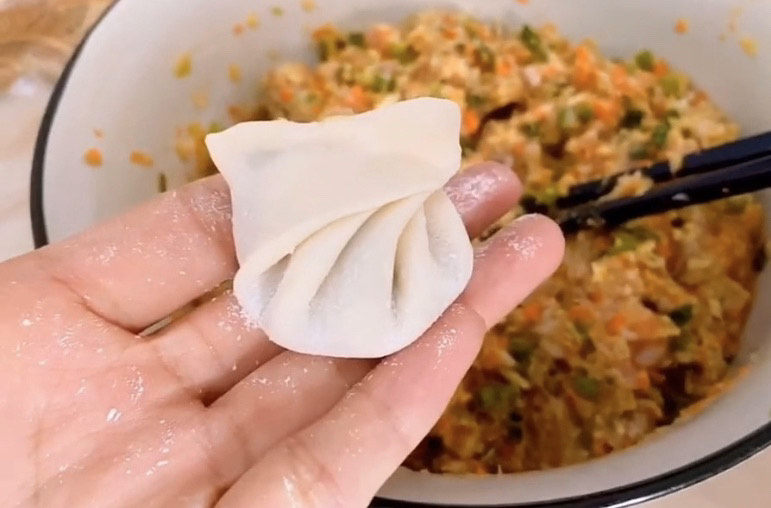 猪肉白菜水饺,至于包饺子嘛,那就没啥好讲的了,自己爱咋包就咋包,开心就好。
