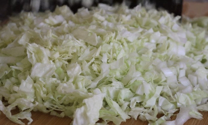 猪肉白菜水饺,清洗干净的大白菜沥干水份,再横竖切成小碎块。