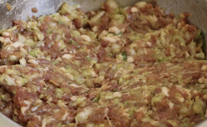 猪肉白菜水饺,搅拌肉馅的手法就是手一直沿着一个方向搅动,不要乱搅,搅匀以后静止半个小时等它上劲。
