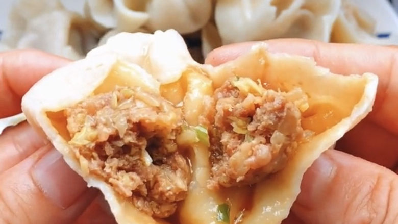 猪肉白菜水饺,白菜猪肉饺我爱吃就是平时比其他水饺麻烦一丢丢,所以比较少做,但是它真的是超级好吃,一口一个停不下来。