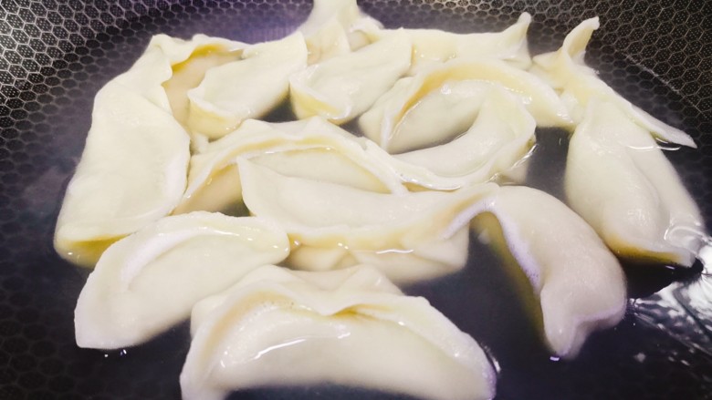 猪肉白菜水饺,锅中的饺子浮起就已经熟了,关火焖两分钟