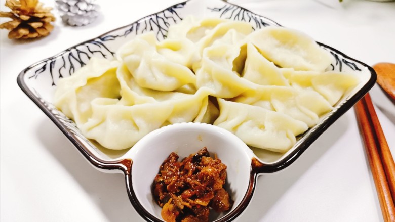 猪肉白菜水饺,捞起装盘,配上自己喜欢的调料即可食用,我配了自己做的肉丁虾酱