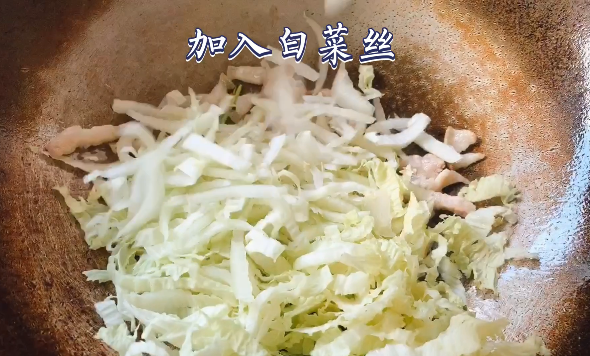 清蒸螃蟹,加入洗净切好的白菜丝,同理可选用包菜、韭黄、豆芽等配菜替代。