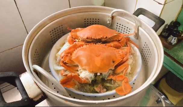 清蒸螃蟹,时间上还是要根据蟹的大小,蒸熟了就可以出锅了