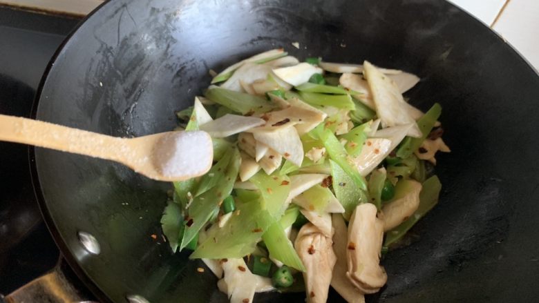 莴苣辣炒杏鲍菇,放入适量食盐
