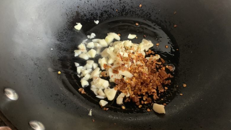 莴苣辣炒杏鲍菇,倒入蒜末干辣椒,炒出香味
