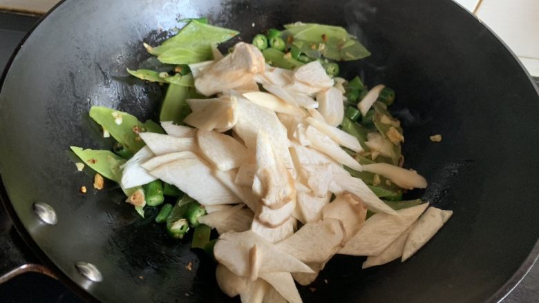 莴苣辣炒杏鲍菇,倒入杏鲍菇,翻炒至变软