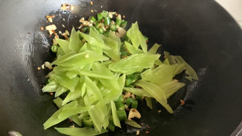 莴苣辣炒杏鲍菇,倒入莴苣片