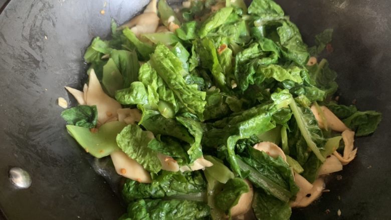 莴苣辣炒杏鲍菇,加入莴苣叶