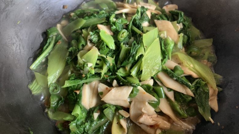 莴苣辣炒杏鲍菇,少许翻炒几下就可以了,叶子好熟