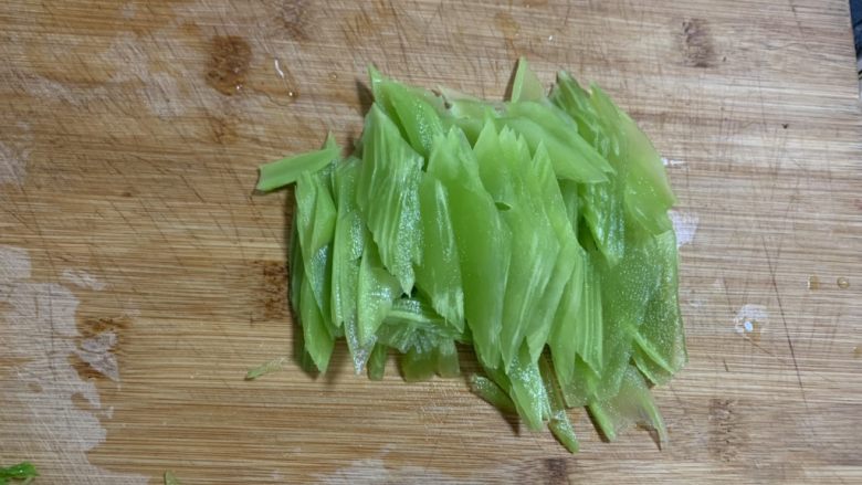 莴苣辣炒杏鲍菇,切斜刀片
