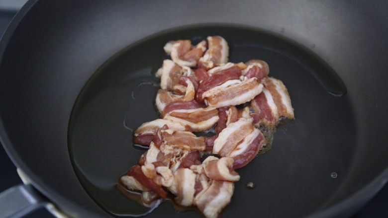 干锅包菜,锅里倒入少许油,烧热后下五花肉