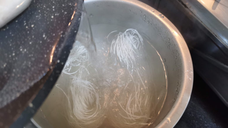 清蒸螃蟹,粉丝冲热水,沥水后备用