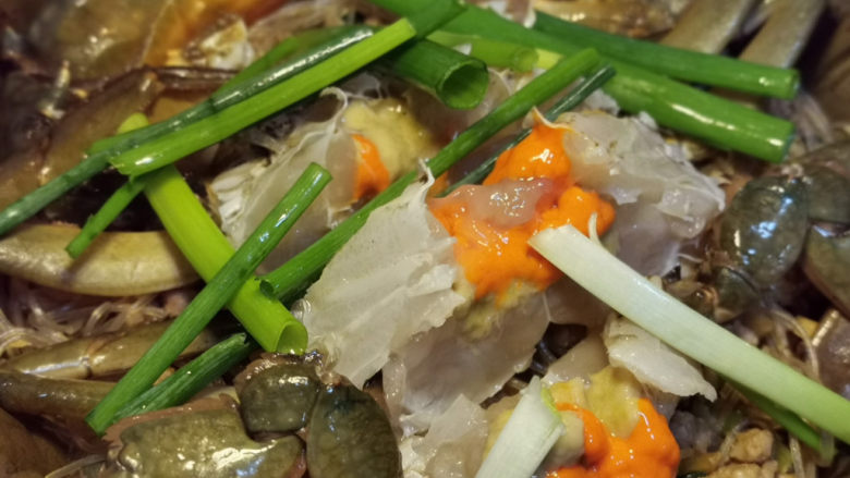 清蒸螃蟹,粉丝铺在荷叶上,再把蟹,依序排上