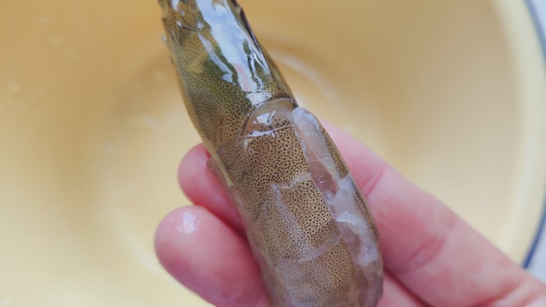 爆炒基围虾,基围虾剪去虾枪,虾须,虾脚,然后背部剪一刀,撤掉虾肠(如果你嫌麻烦,可以省略这一步)