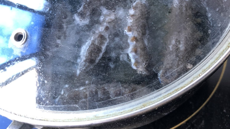 海参的泡发,不要打开锅盖,等冷却后再开大火煮开,转小火煮20分钟。