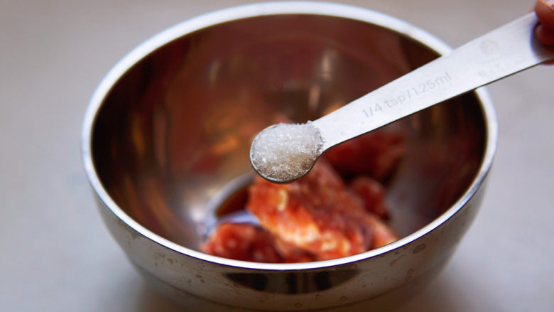 肉末炖豆腐,<a style='color:red;display:inline-block;' href='/shicai/ 3729'>白糖</a>增香提鲜,抓匀腌制五分钟