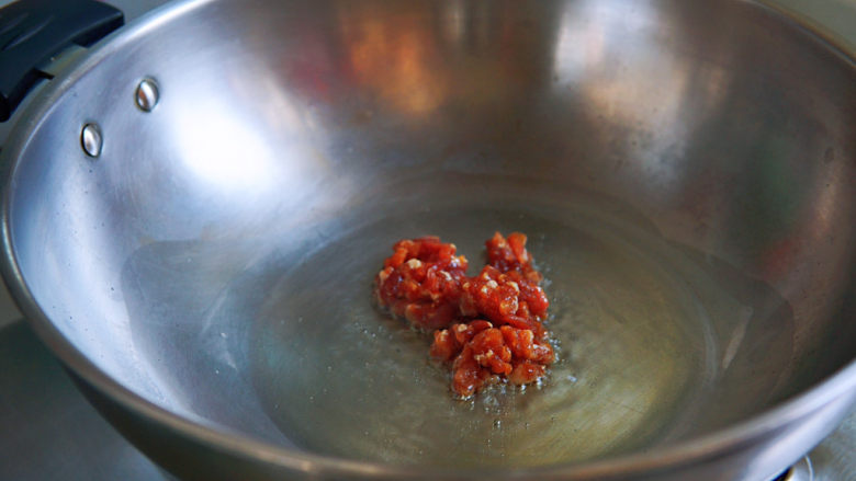 肉末炖豆腐,油热后,放入肉末煸炒至变色