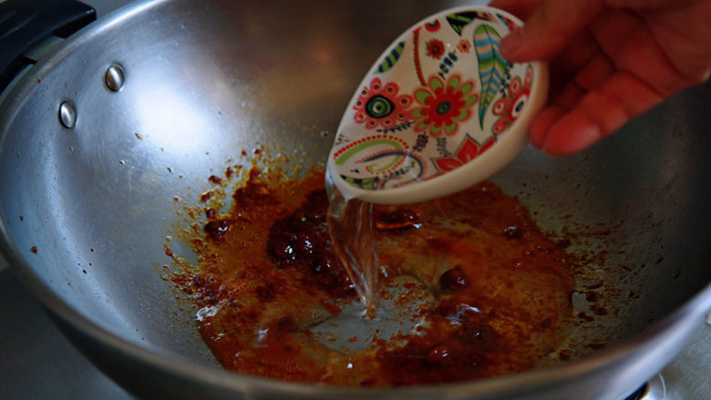 肉末炖豆腐,加入三十毫升<a style='color:red;display:inline-block;' href='/shicai/ 156925'>水</a>,烧开