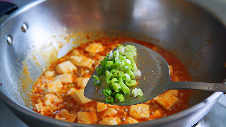 肉末炖豆腐,最后撒入另一半葱花，淋上芝麻油，出锅装盘