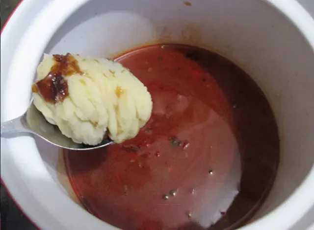 串串麻辣烫,把煮好的汤倒入深砂锅煲中, 因汤里的油很少, 我又加了些卤肉汤里面的油。 这种油比较香。